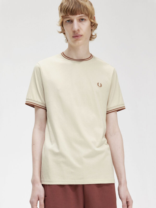 M1588-T-SHIRT-TWIN-TIPPED-BEIGE-FRED-PERRY-UOMO-3